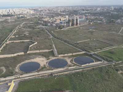 Ma oggi che cosa � rimasto di questo polo industriale? Un enorme territorio sterile, privo di edifici e campi coltivati...